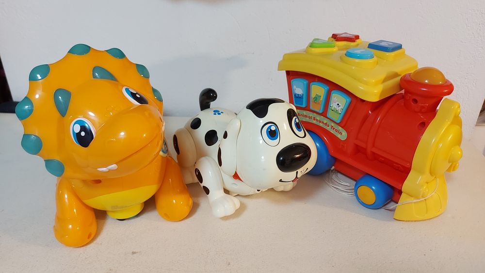 Zestaw 3 zabawek interaktywnych.  Dino, piesek lokomotywa.