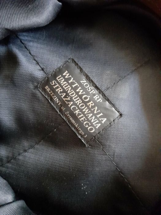 Koc gaśniczy i dwie czapki strażackie