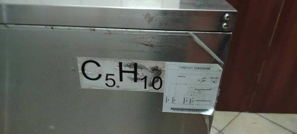 Profesjonalny stół chłodniczy gastronomiczny 3-drzwiowy