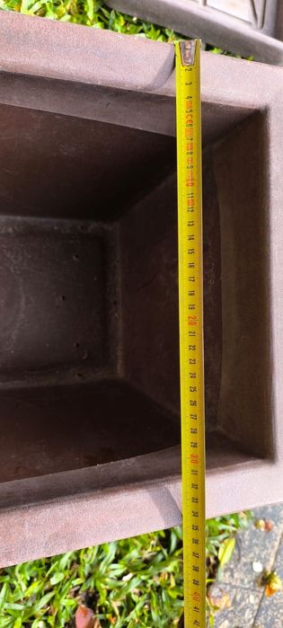 Vaso com prato de plástico castanho