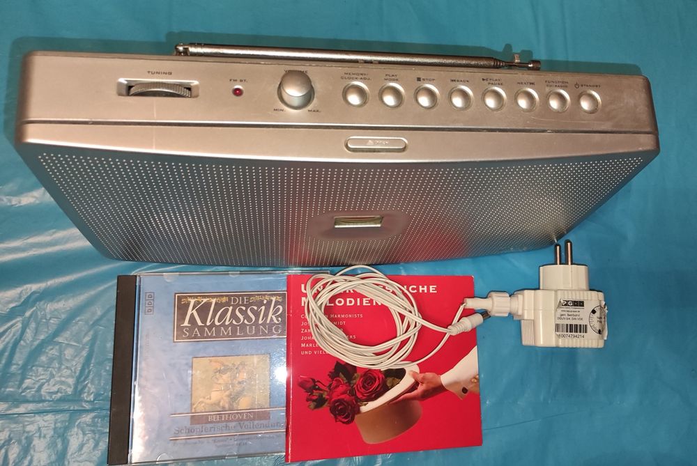 Радио, проигрыватель CD и часы.