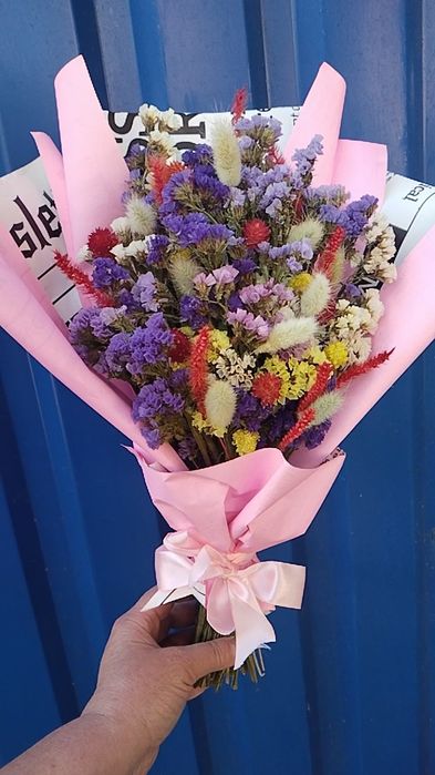 Сухоцвіт кермек в букеті вже сухий