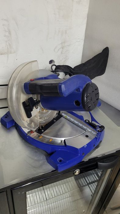 Торцовочна пила LUX TOOLS  KGS-1200