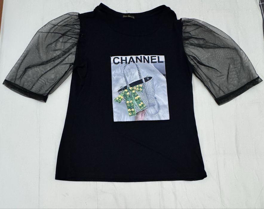 T-shirt preta com manga em tule