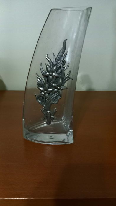 Jarra em vidro grosso com flor em estanho