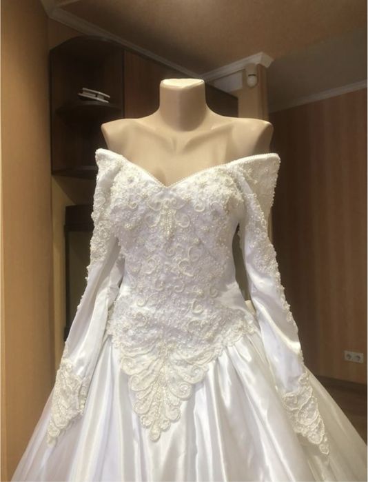 Вінтажна бальна весільна сукня розшита з шлейфом