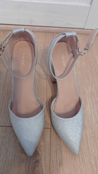 Srebrne czółenka Vices