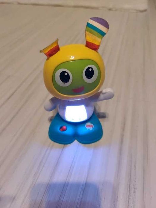 Interaktywny robot BeBo od marki Fisher Price.