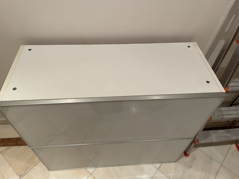 Dois armarios/vitrine de parede Ikea