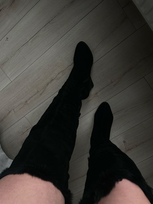 Зимові чорні замшеві ботфорти на хутрі та танкетці 10 см