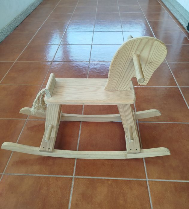 Cavalo de baloiço, em madeira
