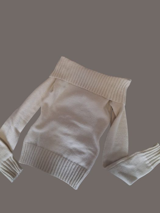 Sweter damski off shoulder beżowy