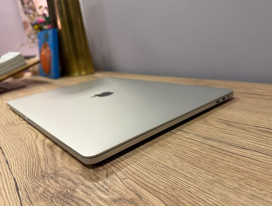 MacBook PRO 15 2018 i7 2.6/ 16 RAM/ 512 / Radeon Pro 560X Silver