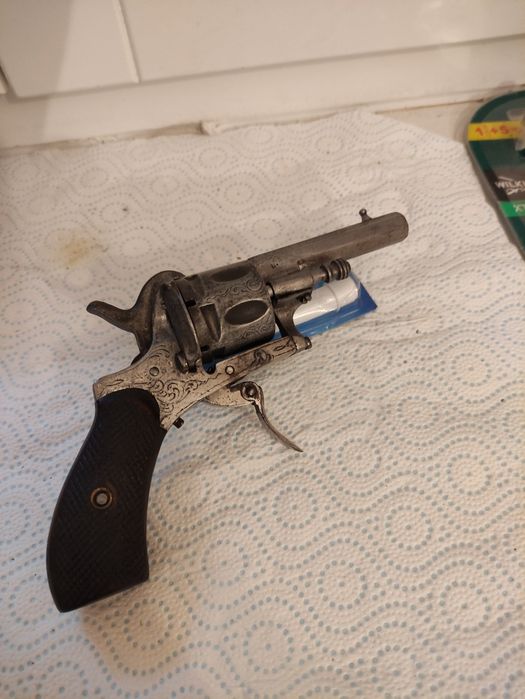 Revólveres, Pinfire Tipo Lefauchaux 1860.
Limpo, coronha de madeira em