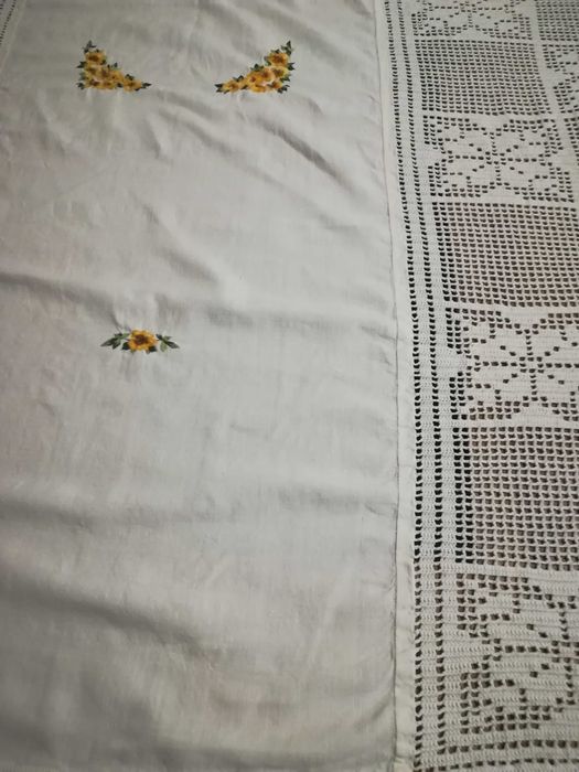 Toalha de mesa em algodão com bordados e crochê feitos à mão