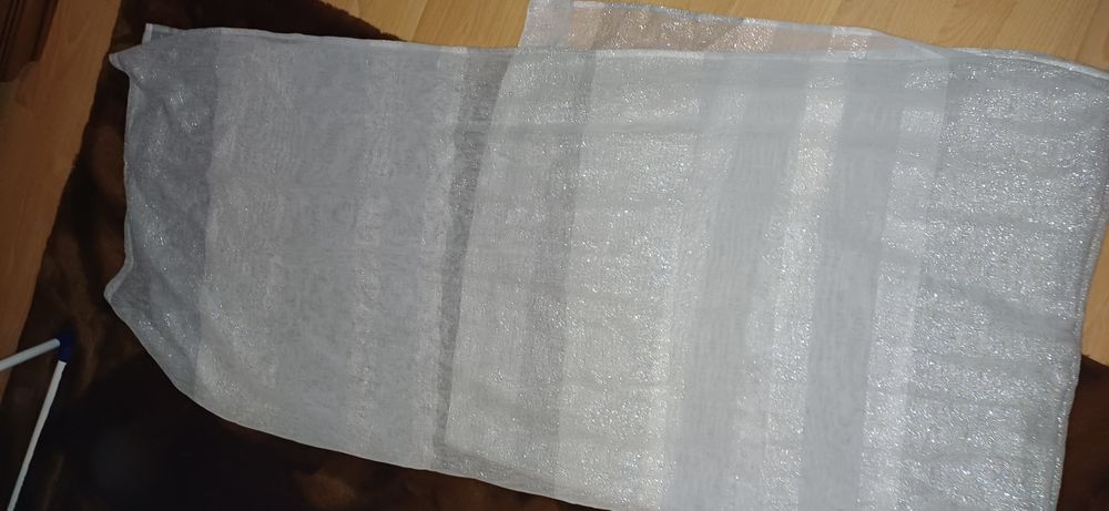 szaro białe zasłony lekkie przeswitujace