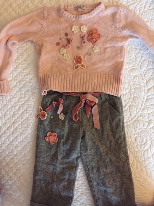 Conjunto calças e camisola de lã com aplicações em renda
