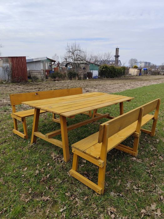 Stół ogrodowy z ławkami