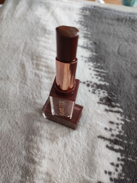 Pomadka Revolution Gloss Stick