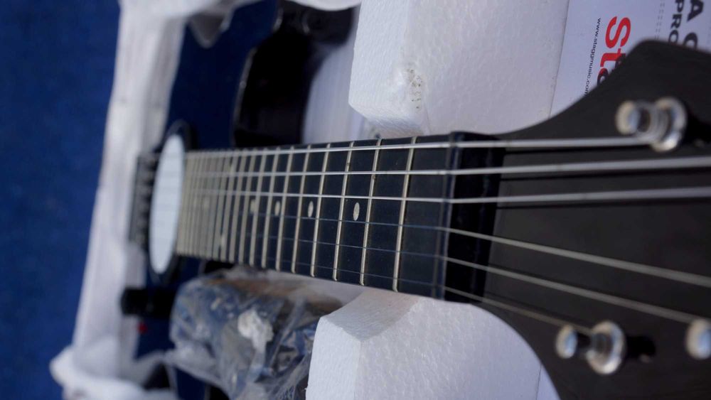 NOWA gitara Stagg z wbudowanym wzmacniaczem, warta ponad 700 zł