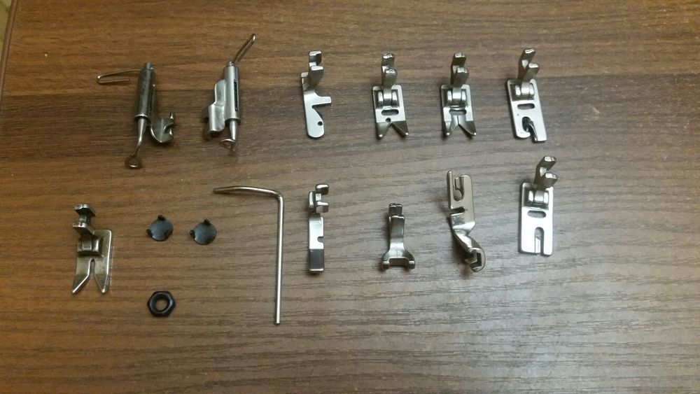 Запасные части к швейной машине лапки иголки шпульки шпульные колпачки