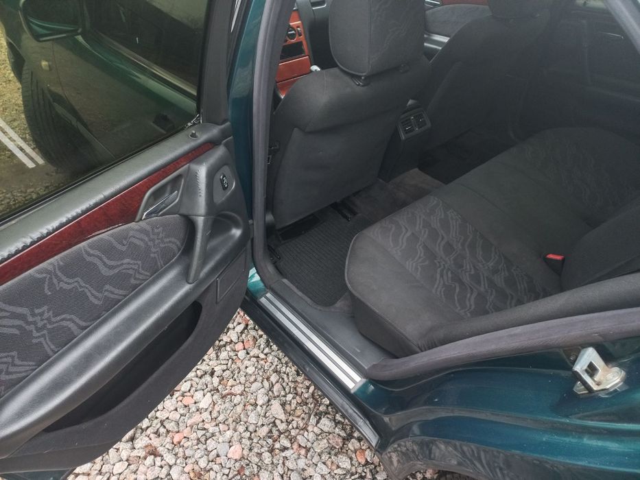 Mercedes-Benz E 210 2.0D