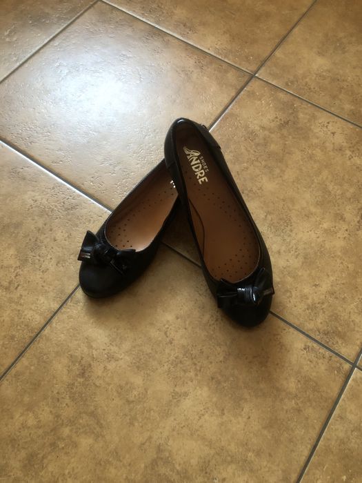 Buty balerinki na niskim koturnie, skórzane, w idealnym stanie