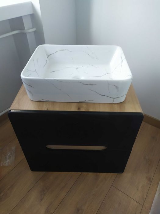 Nowa półka łazienkowa z umywalką marmurową.