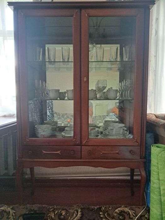 Румунський столовий гарнітур,  стіл, 6 стільців, комод, буфет, сервант