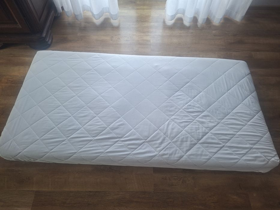 Sprzedam materac sprężynow z pokrowcem.