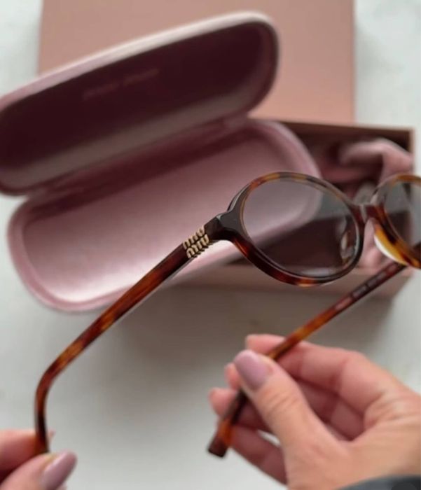 Сонцезахісні окуляри, солнцезащитные очки в стилі miu miu