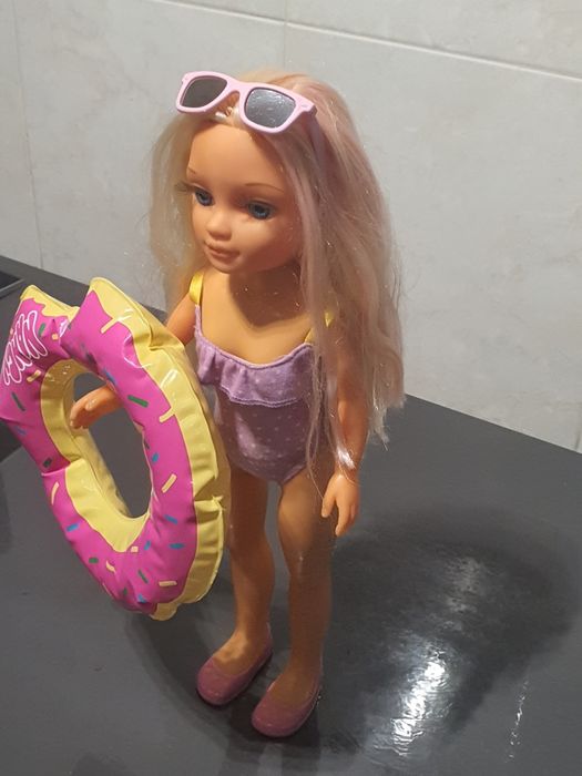 Boneca Nancy piscina