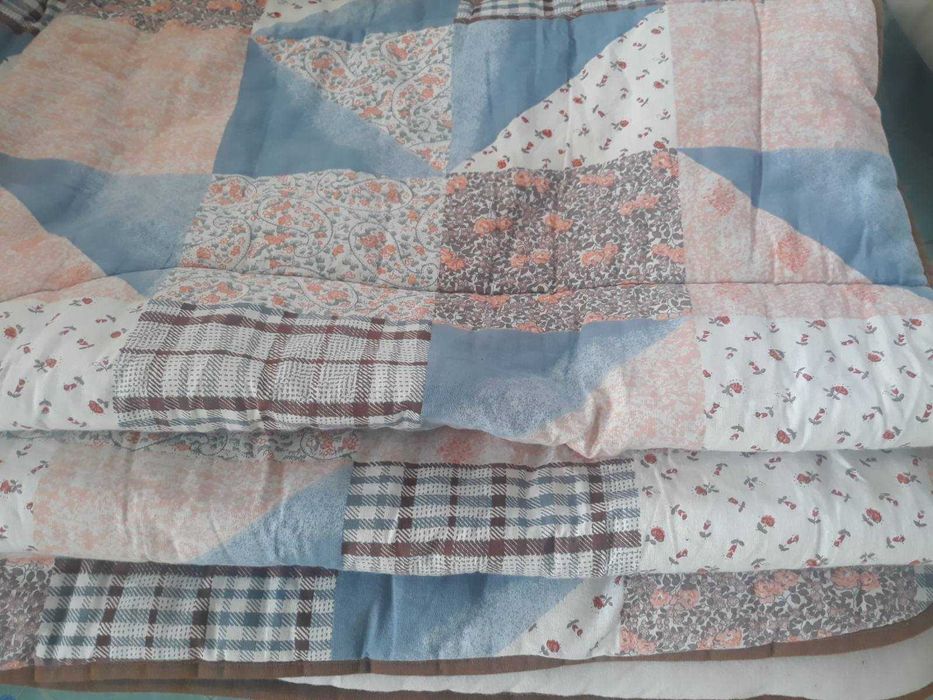 Тепла, м’яка та комфортна вовняна ковдра.