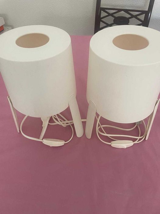 Par de Candeeiros de Mesinha de Cabeceira / Mesa de Apoio - Brancos (IKEA)
