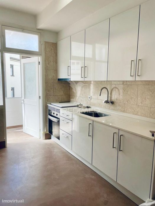 Apartamento T2 em Fase de Renovação no Centro do Funchal - Ilha da...