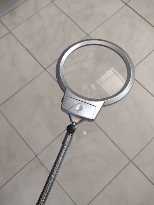 Лучшая лупа с подсветкой, большая, на гибком шланге. Диаметр 130 мм.