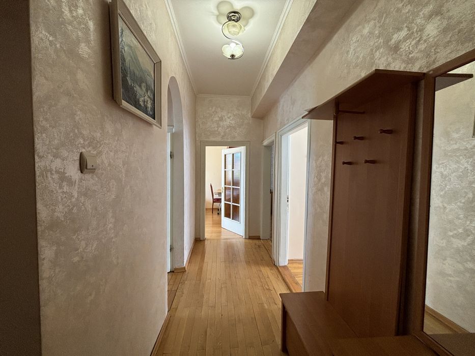 Трикімнатна квартира подобово біля собору