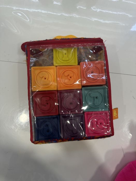 Продам силиконые кубики battat