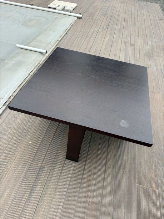 Mesa de centro em cor preta