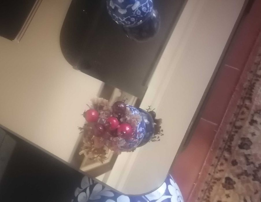 Móvel tv preto com portas de correr e tampo em espelho