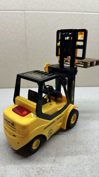 Спецтехніка, автовишка, самоскид, підйомник.