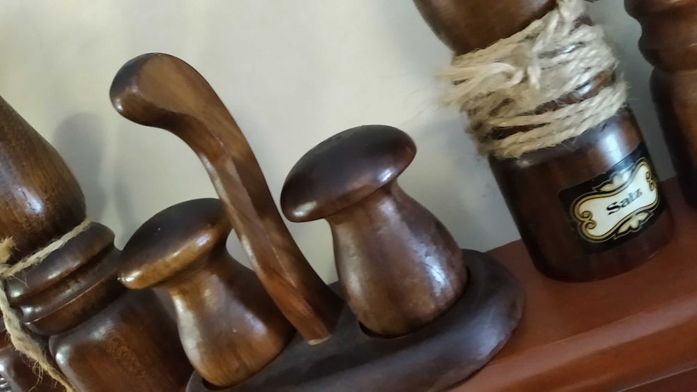 Drewniana kolekcja młynków