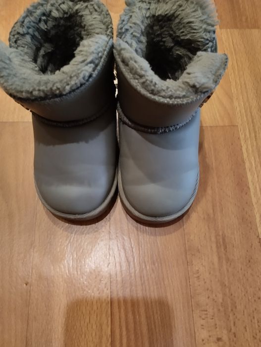 Продам зимове взуття для дівчинки.