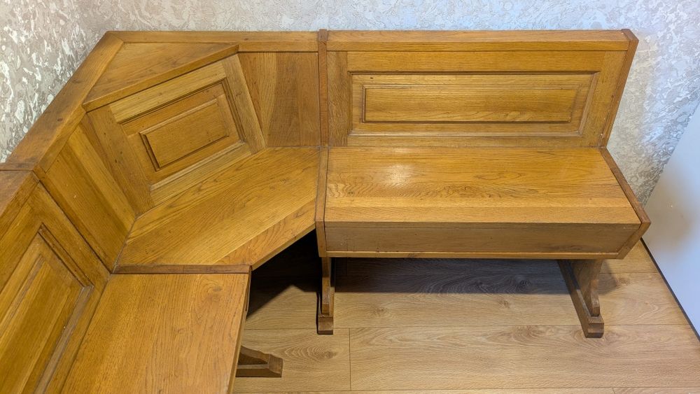 Кухонний куточок з натурального дерева, міцний, у хорошому стані