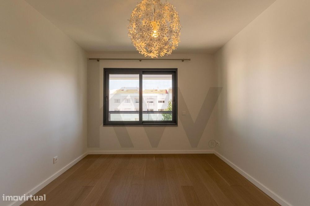 T2 com suite, varanda e 2 lugares de garagem — Condomínio com piscina,