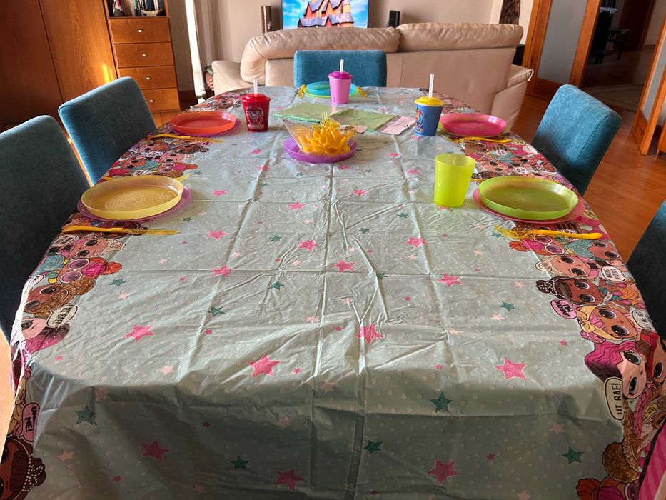 conjunto de pratos, talheres, copos e toalhas de mesa, de plastico (criança)