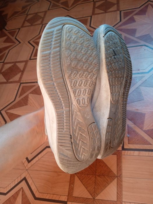 Кросівки на дівчинку 36 р