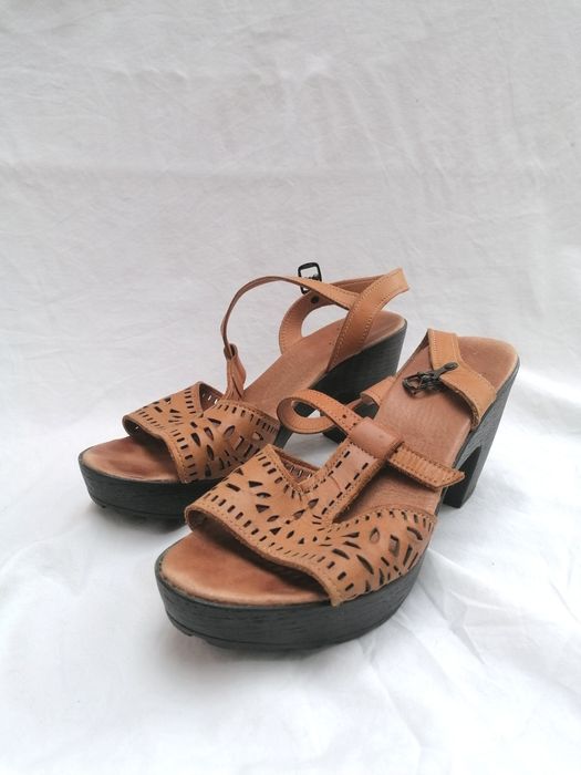 Sandálias Castanhas de Salto