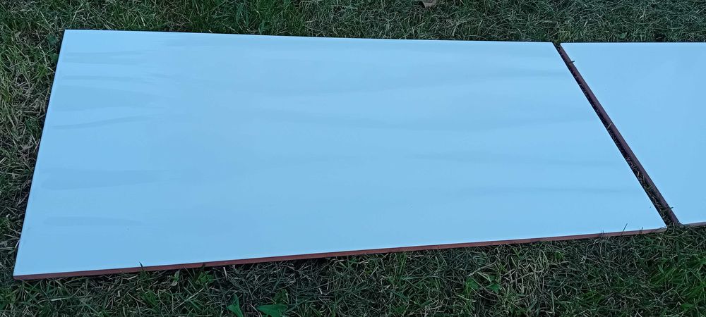 Białe kafelki ścienne 30x60