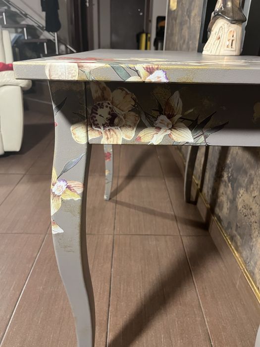 Stolik, biurko lub toaletka